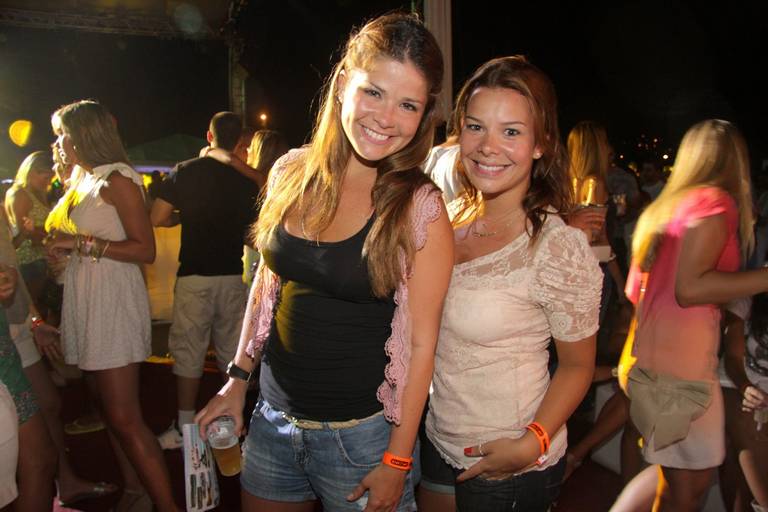 Famosos curtem show pré-carnaval