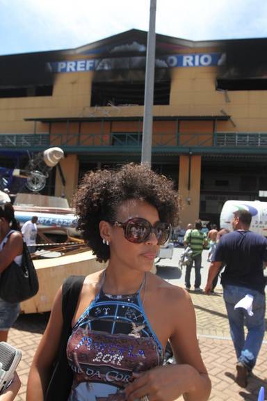 Sheron chora na Cidade do Samba