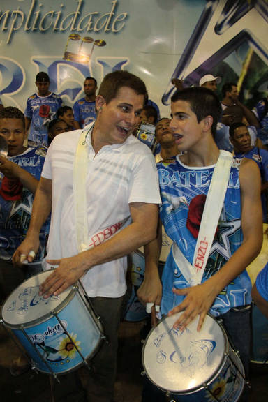 Celulari e filho ensaiam na Beija-flor