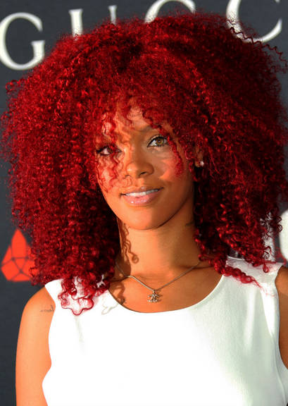 Rihanna arrasa com black power vermelho