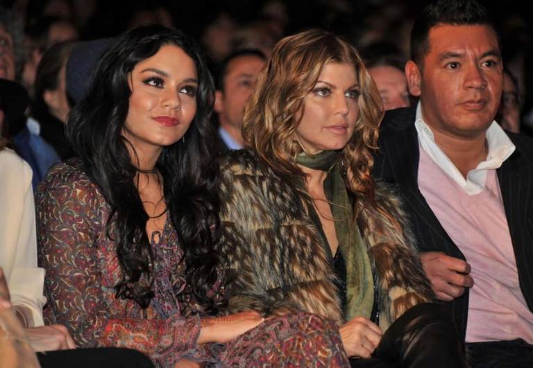 Fergie e Hudgens estilosas em desfile