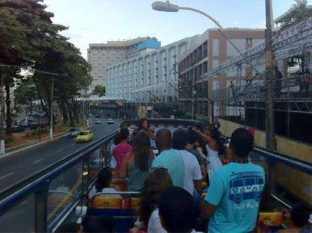 Ivete coloca jornalistas para ‘passear’