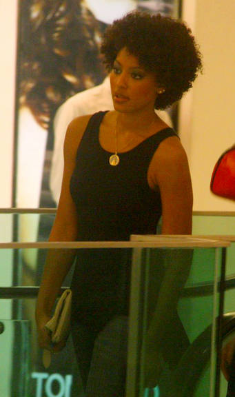 FOTO: Sheron Menezzes passeia no Rio