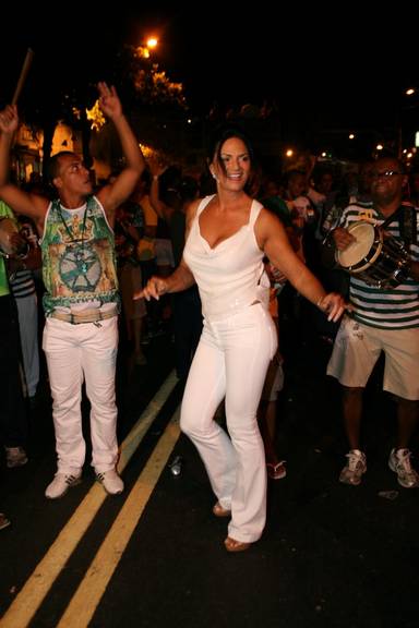 FOTO: Luiza Brunet recebe homenagem