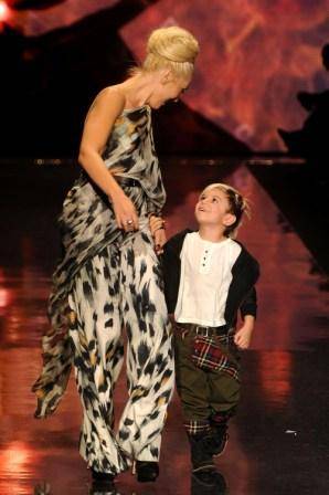 Gwen Stefani desfila com seu Kingston