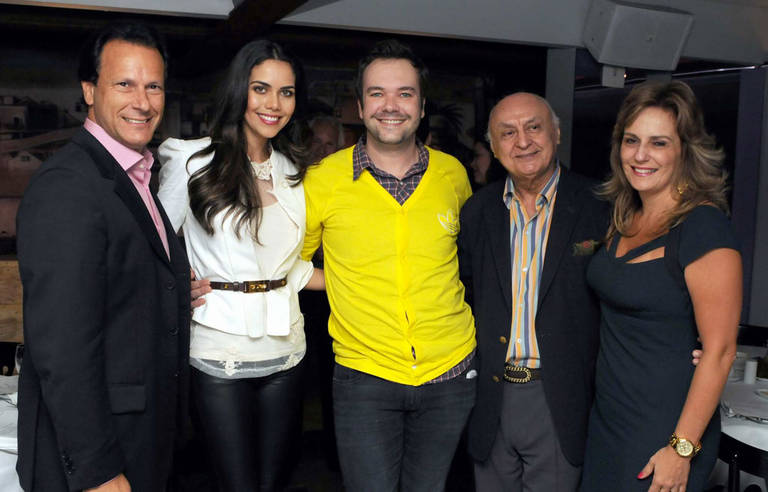 Felipeh Campos faz festa e recebe vips