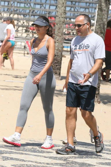 FOTO: Patrícia Poeta caminha na praia