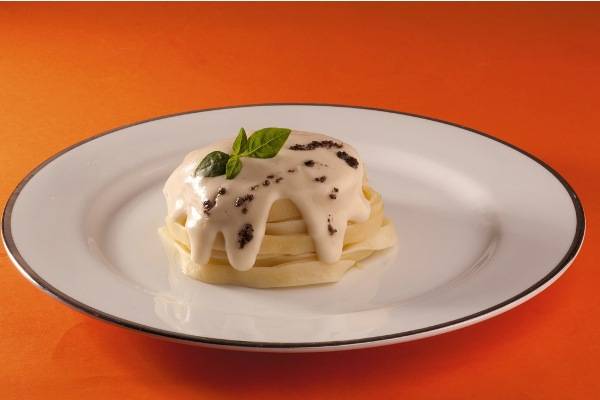 Cozinha gourmet: talharim com molho béchamel e trufas