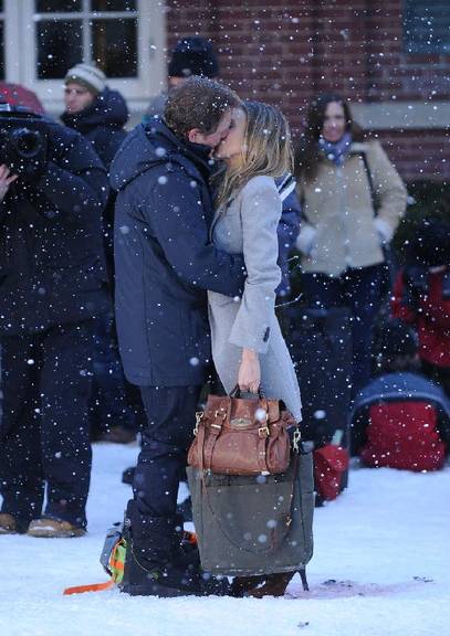 FOTO: O beijo na neve de Sara e Greg