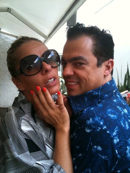 Galisteu arrasa com esmalte ‘tangerina’