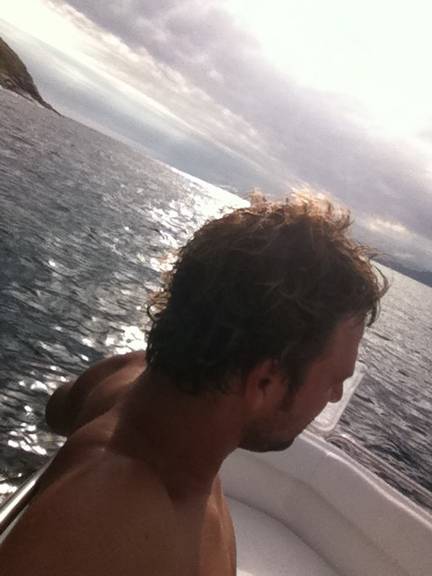 FOTO: Cássio Reis passa tarde no mar