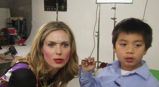 Heidi Klum é maquiada por criança. Veja!