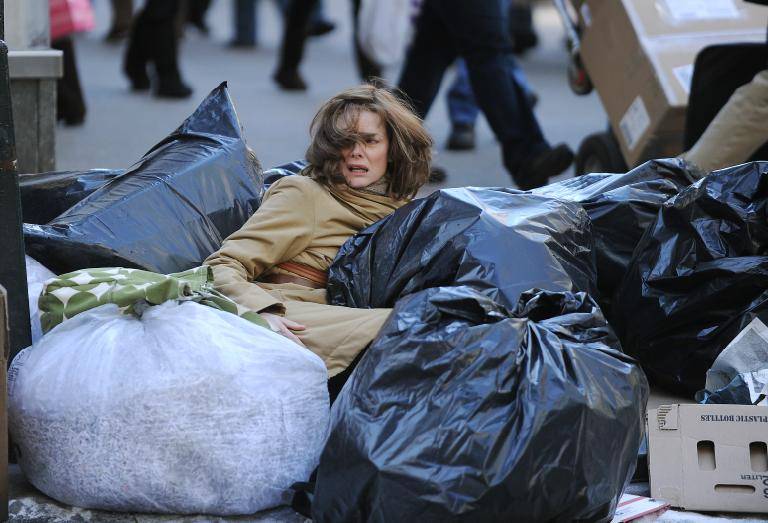 FOTO: Michelle Pfeiffer cai no lixo