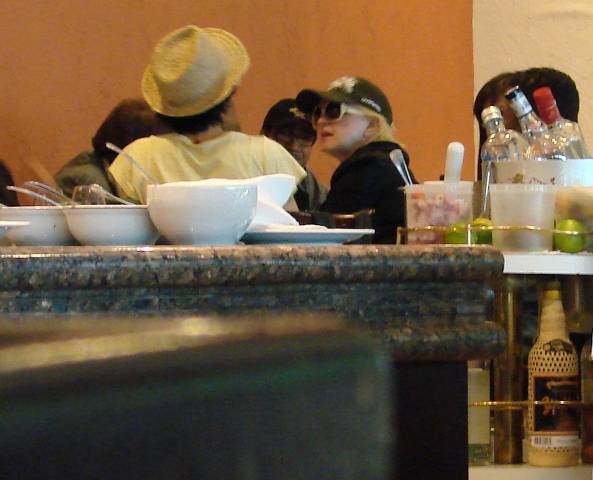 Cyndi Lauper almoça em churrascaria