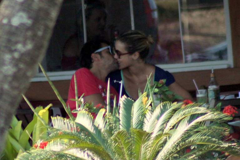 Bruno Mazzeo e Juliana Didone aos beijos