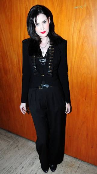 Mayana Moura desfila look chique