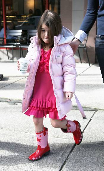 O look rosinha de Suri Cruise
