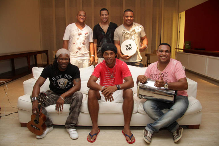 Ronaldinho funda bloco carnavalesco