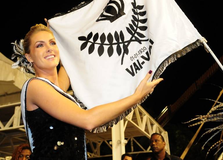 Hickmann e Maria Rita no ritmo da Vai-Vai