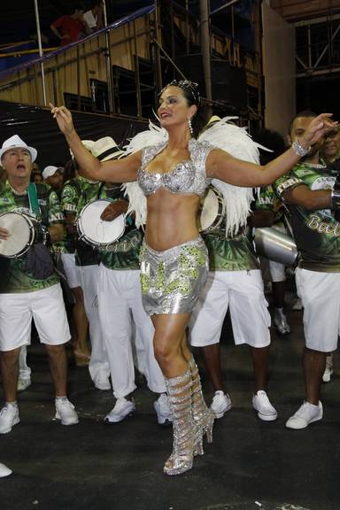 Famosas esquentam ensaio de carnaval