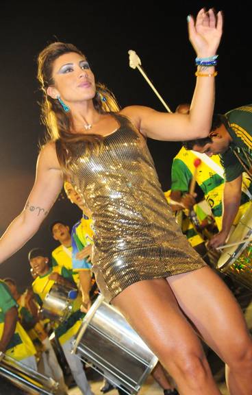 Jaque Khury se irrita na avenida