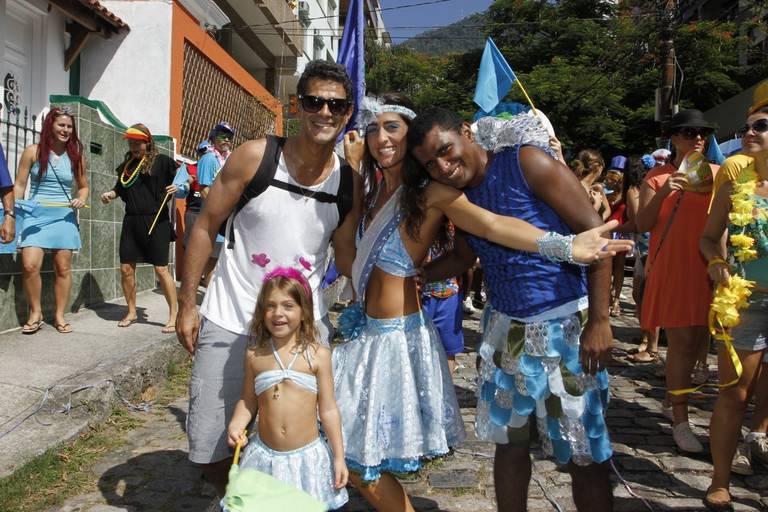 Du Moscovis e família em bloco de rua
