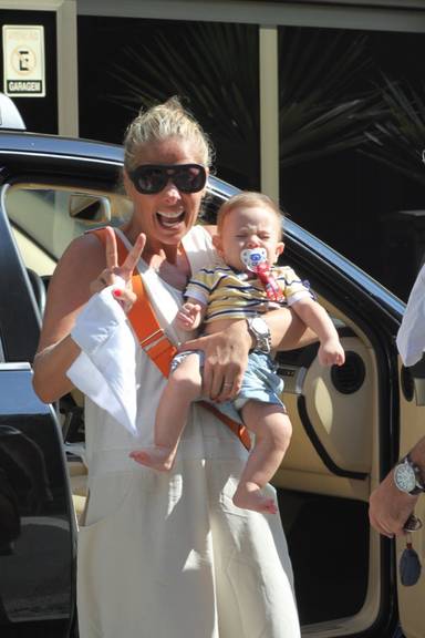 FOTO: Galisteu e o filho Vittorio no RJ