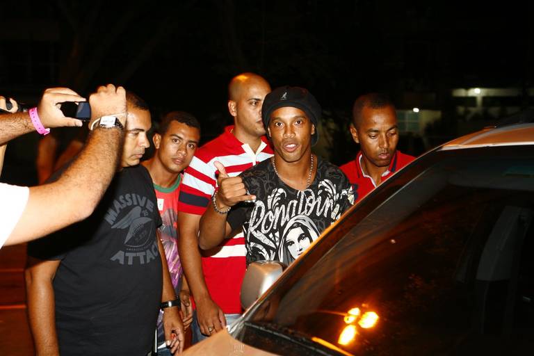 FOTO: Ronaldinho festeja em churrascaria