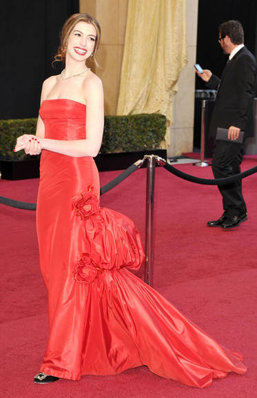 Os 8 looks de Anne Hathaway no Oscar