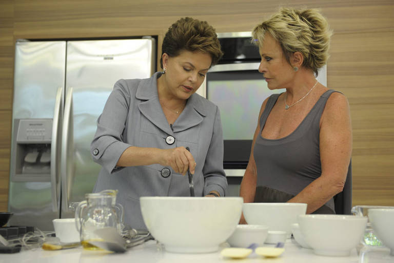 Dilma Rousseff faz omelete com Ana Maria