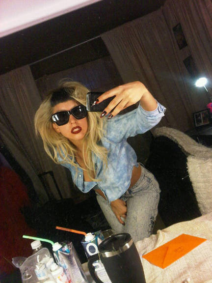 Gaga tinge de preto parte dos cabelos
