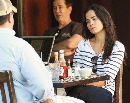 O discreto charme de Alice Braga