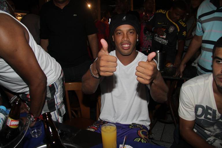 FOTO: Ronaldinho em noite de pagode