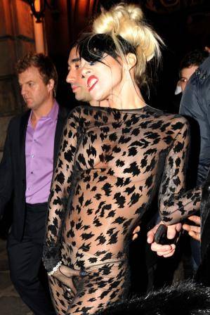 Gaga: look transparente em Paris