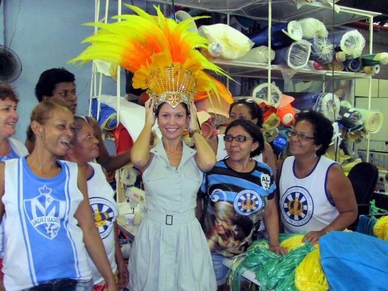 Bárbara Borges prova fantasia no Rio