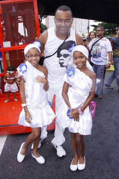 Dudu Nobre leva filhas para desfile