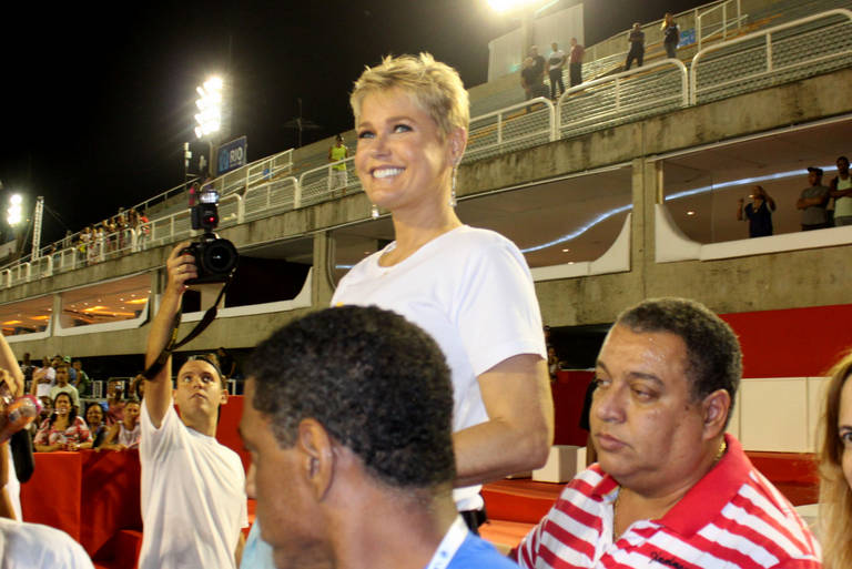 Xuxa abre o camarote CARAS na Sapucaí
