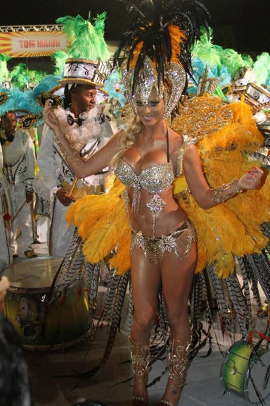 Caroline Bittencourt: glamour na avenida