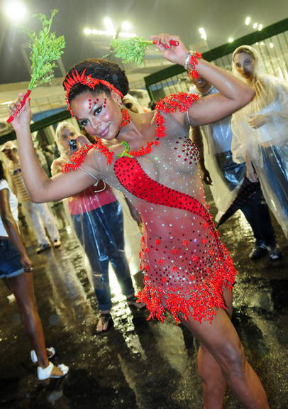 Adriana Bombom de ‘iguana’ na avenida
