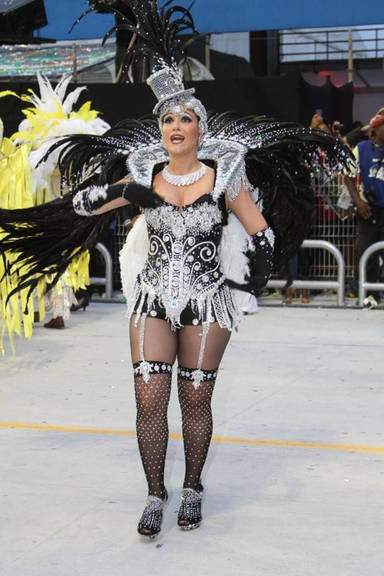 Maria Rita mostra samba no pé