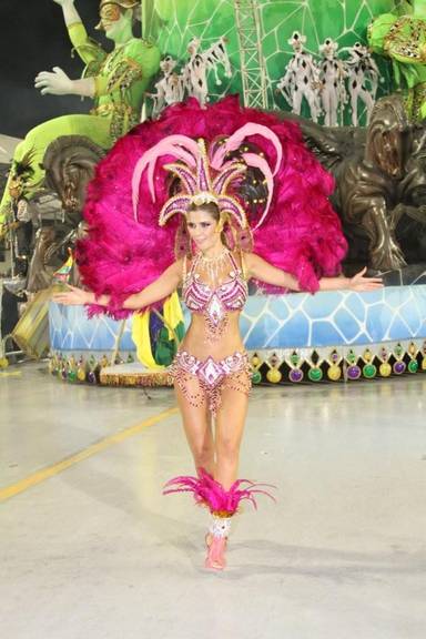 Ex-BBB Cacau: emoção na avenida