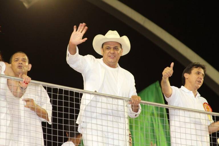 Frank Aguiar chora e sorri na avenida