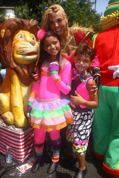 Carla Perez leva os filhos em seu bloco