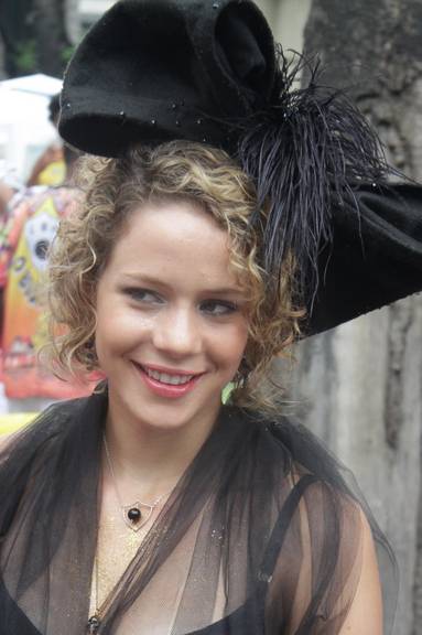 Leandra Leal: pingente de bloco carioca