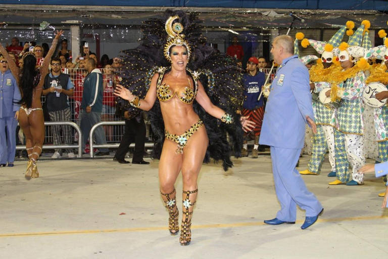 Scheila mostra boa forma na avenida