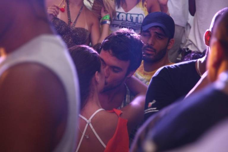 Paloma Bernardi e Daniel Bueno aos beijos