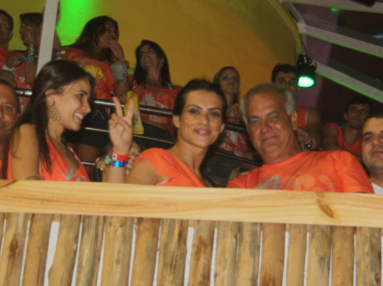 Sozinha, Cleo Pires assiste ao carnaval
