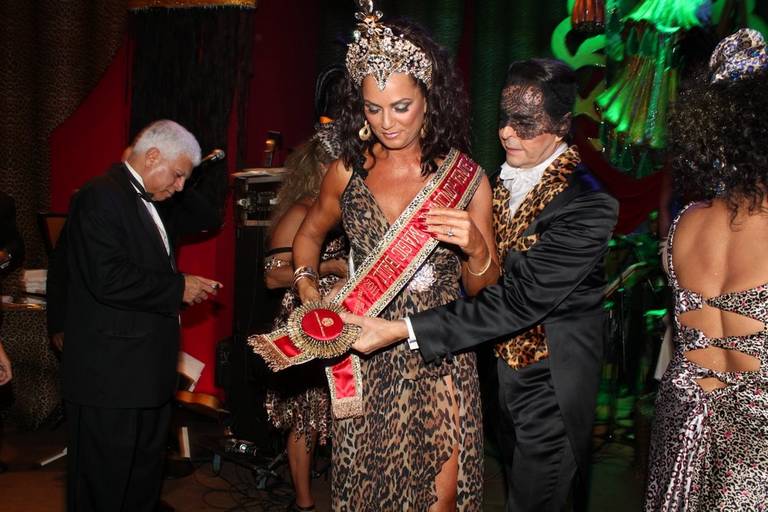 Luiza Brunet é coroada rainha de baile