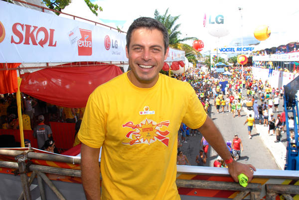 Vips agitam o Galo da Madrugada em PE