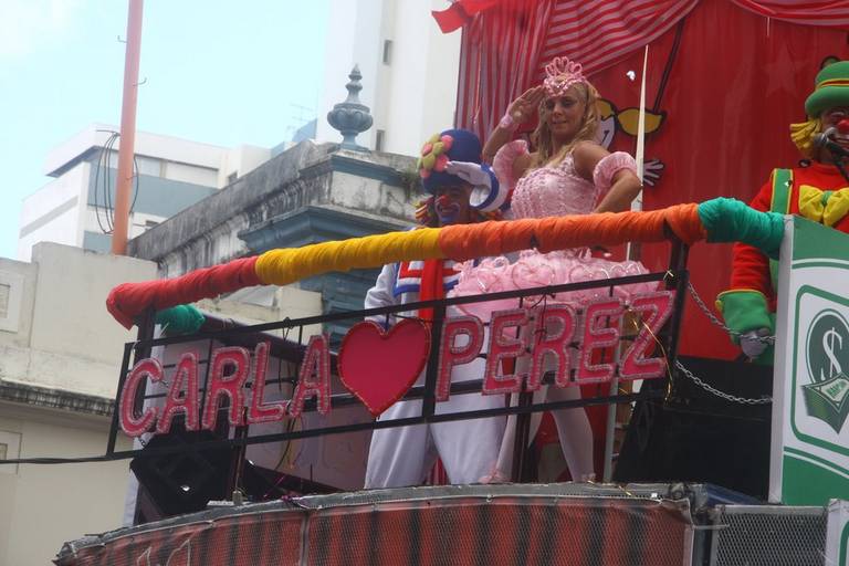 De bailarina, Carla Perez puxa bloco